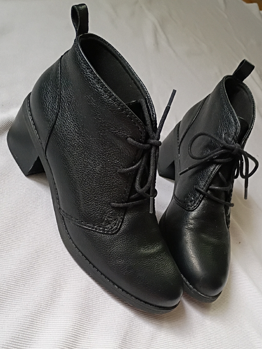 Clarks Women's Black Leather Lace-Up Ankle Boots